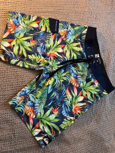Bermuda Quiksilver original nova lacrada tamanho 40