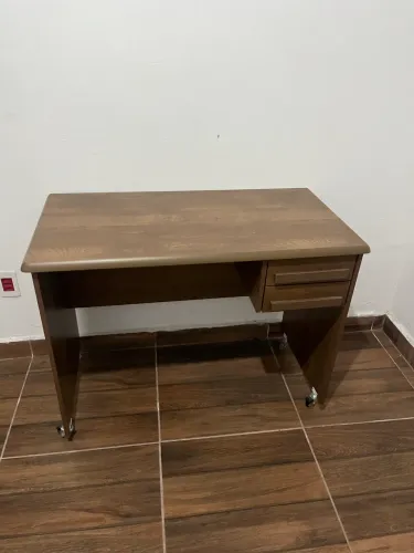 Escrivaninha novinha à venda