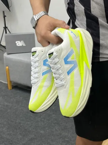 Tênis New balance com detalhes verde bem estiloso e confortável