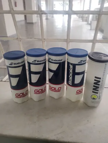 Bolinhas de tênis pouco usados.