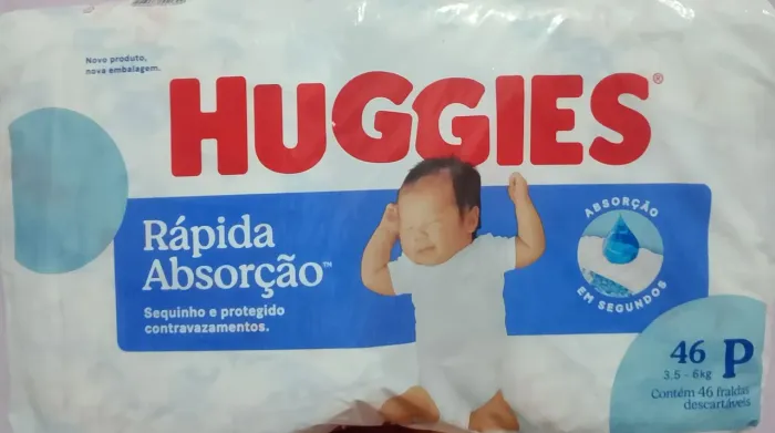 3 pacotes Huggies cada uma com 46 unidades e 2 cremer cada uma com 30 unidades