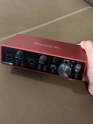 Placa de Som Focusrite Scarlett 2i2 3 Geração Nova