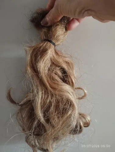 Cabelo humano com luzes.