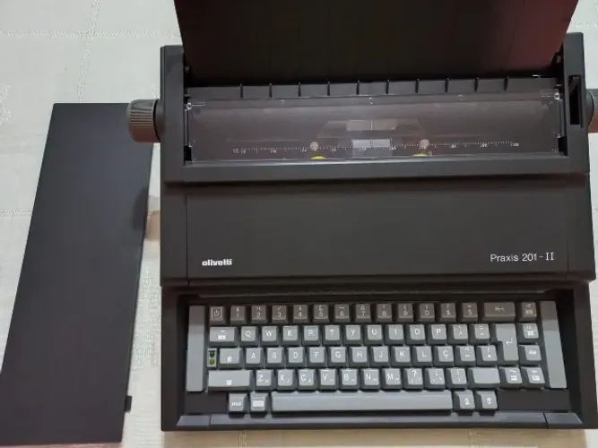 Máquina de escrever eletrônica 