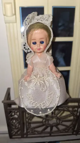 Boneca Sleepy Eye, souvenir vintage de Bruxelas dos anos 1950, com detalhes em renda.