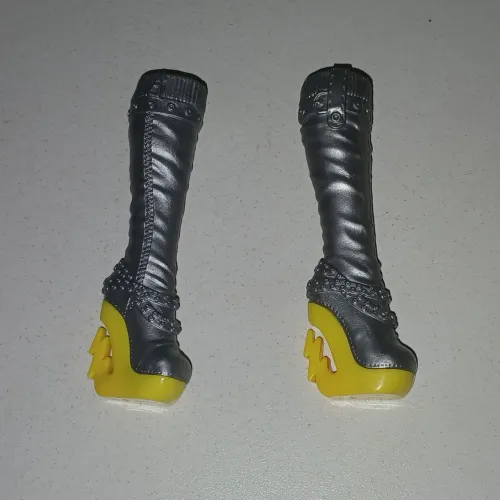 ACESSORIO BONECA MONSTER HIGH FRANKIE BOTAS PRATEADAS DE CANO LONGO