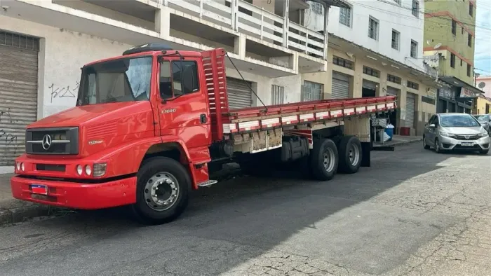 MB 1620 2011 Truck Carroceria Grade Baixa (Motor Novo)