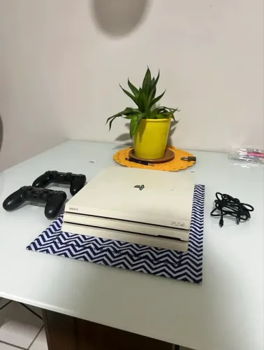 PS4 Pro Glacier White 1TB + 2 Controles + 5 Jogos + Fiação Completa MELHOR QUE SLIM E FAT