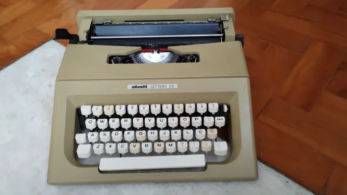 Máquina de escrever Olivetti Lettera 25