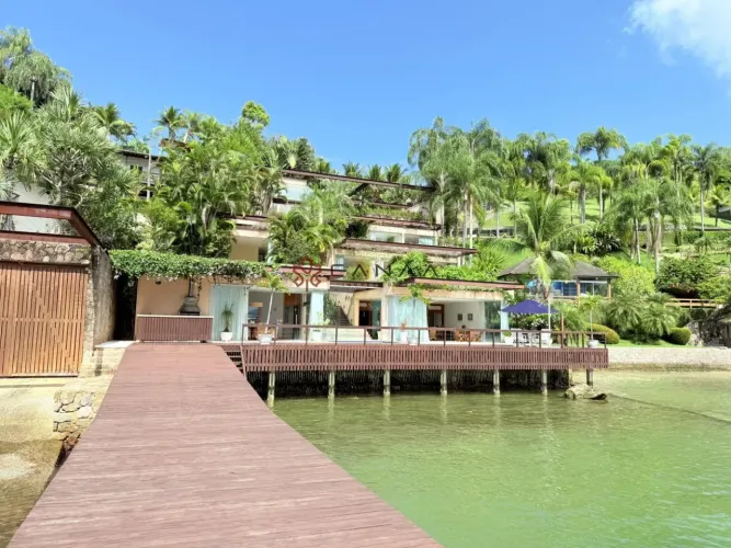 Linda casa costeira em condomínio de luxo com praia privativa