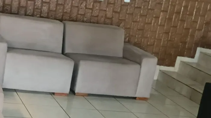 VENDO EXCELENTE 6 SOFAS. Paguei $3.000 ,vendendo por $2.300, ACEITO PROPOSTA.
