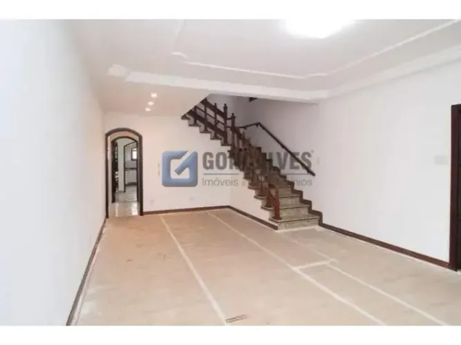 Casa com 4 quartos para locação no bairro Camilópolis em Santo André/SP.