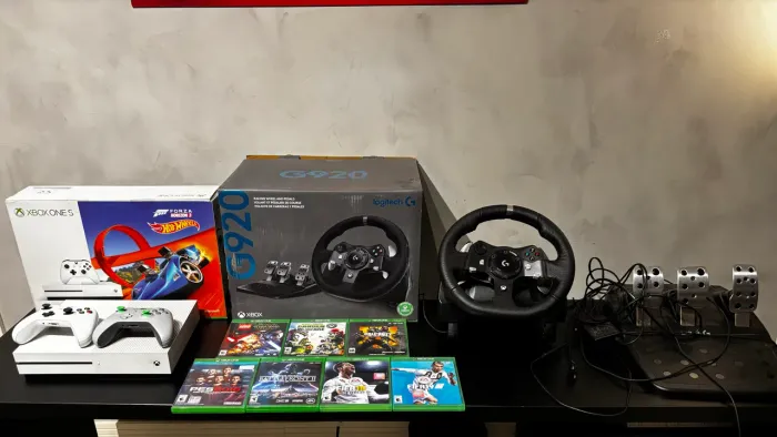 XBOX ONE S + VOLANTE LOGITECH + DOIS CONTROLES + 8 JOGOS