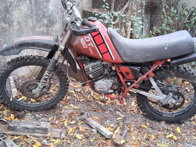 Yamaha DT 180 para tirar peças.