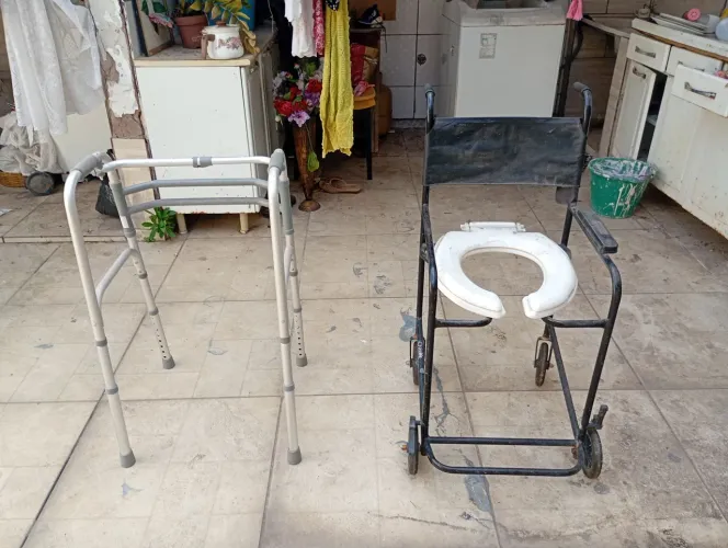 Cadeira de rodas para banho e 1 andador de alumínio super novo ótimo estado