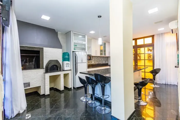 Sobrado 293m² Santa Quitéria  3 Quartos (Suíte c/ Banheira), Ático, Forno de Pizza, 3 Vaga