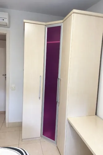 Guarda-roupa de canto - madeirado claro