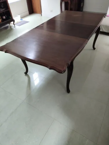 Mesa de jantar estilo Luiz XV madeira maciça.
