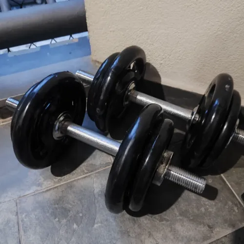 Par de barrilhas maciças 40cm + 20 kilos de anilhas emborrachadas sendo 4 de 3k e 4 de 2K