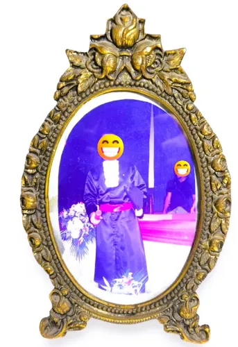 Antigo porta retratos bronze de mesa oval em relevo motivos florais e ornamentais