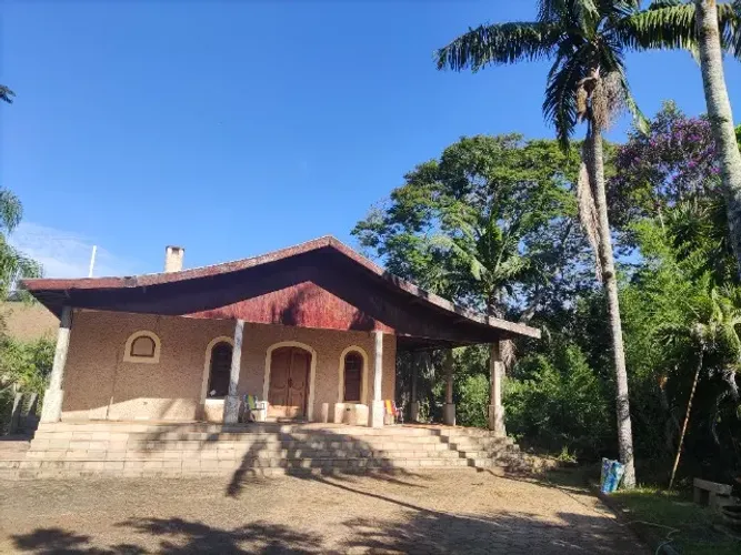 Sitio na beira do asfalto 