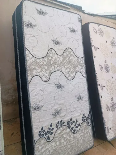 Vendo base box conjugada de solteiro com pezinhos entrego passo cartão de crédito