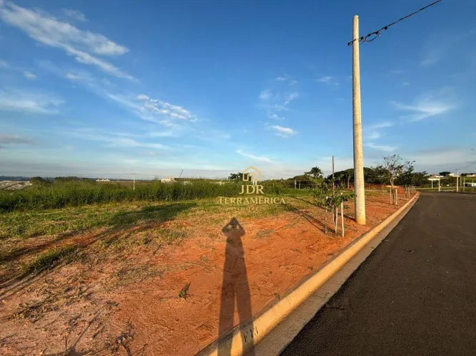 Terreno plano à venda no Condomínio Quinta dos Romeiros em Americana | Próximo à portaria 