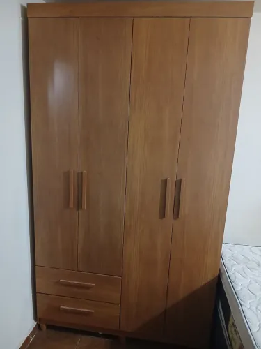 Guarda Roupa Solteiro 4 Portas e 2 Gavetas c/ Pés Canadá Plus, amadeirado, seminovo
