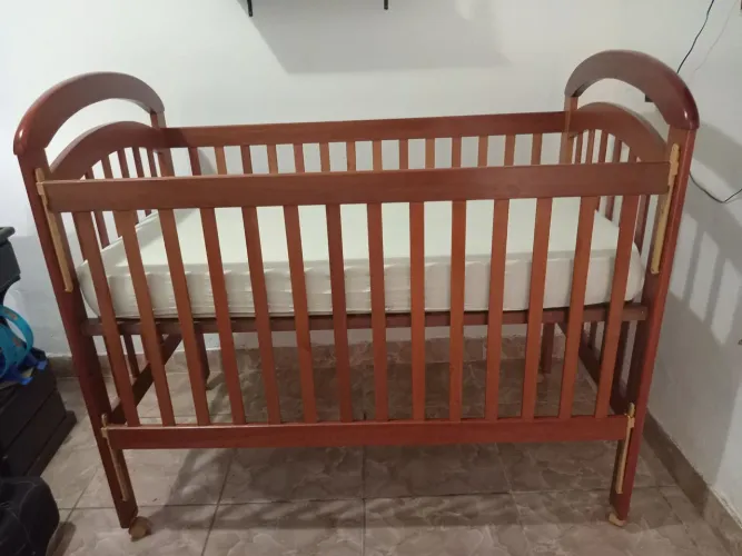 Berço cama em madeira com três alturas