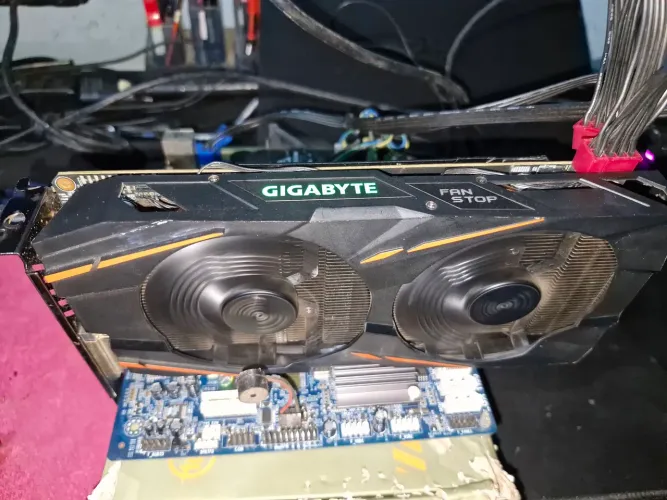 Placa de vídeo RX570 4GB (não da video)