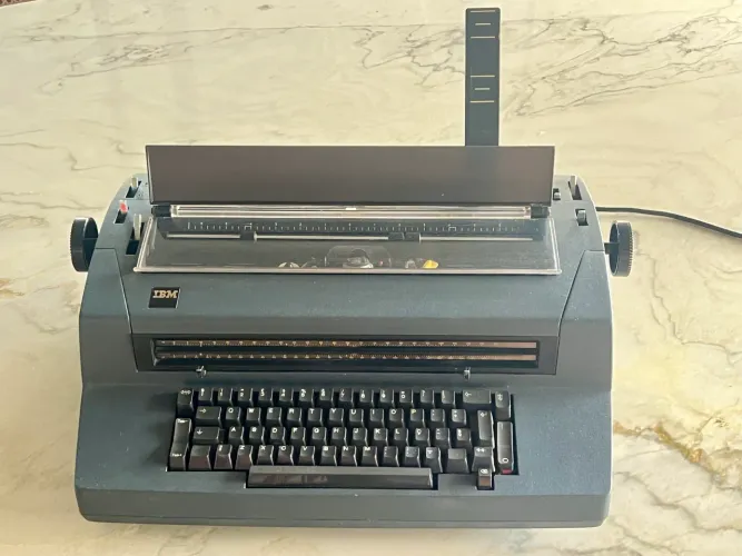 Máquina de escrever elétrica IBM