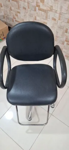 Vendo kit pra barbearia,contendo uma cadeira uma bancada e um espelho!