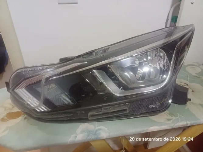 Farol esquerdo versa 2022