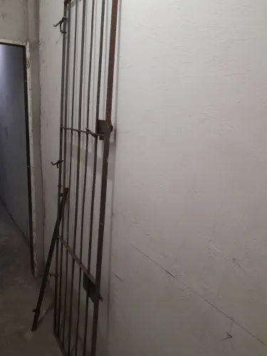 Vendo grade de ferro para porta de residência semi nova