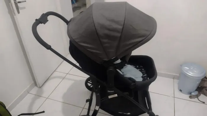 Vendo carrinho de bebê da Burigotto preto semi novo.