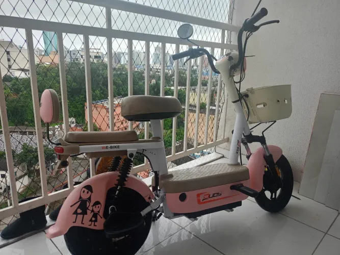 Bicicleta elétrica estilo scooter 