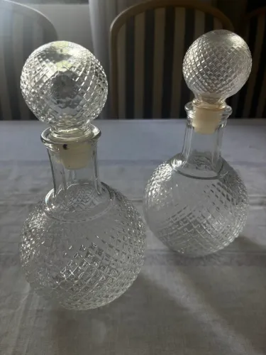 Par de Licoreiras / Garrafas de Vidro Trabalhado em Relevo com Tampa
