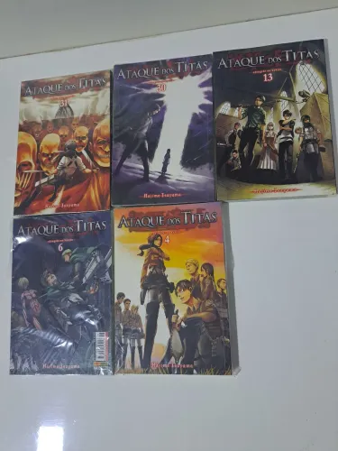Mangás "Ataque dos Titãs", volumes e preços variados.