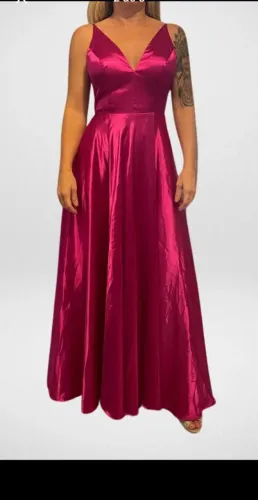 Vestido Longo de Cetim Rosa Pink com Fenda e Decote V Elegante