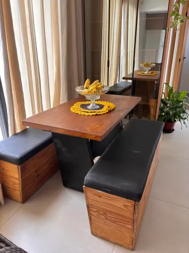 Mesa de madeira com banco baú