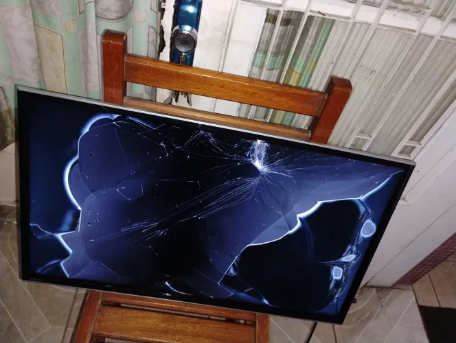 TV LED SMart Toshiba 32 Polegadas Modelo 32L2600 com Tela trincada ligando 