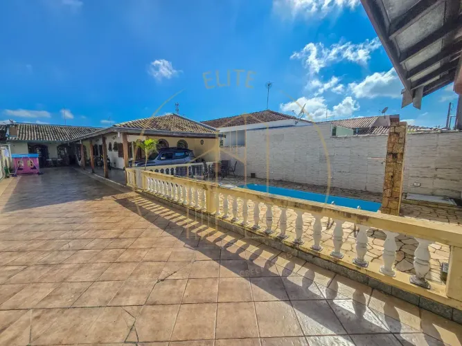 Casa térrea avarandada com piscina privativa e quintal no Parque das Fontes em Tremembé SP