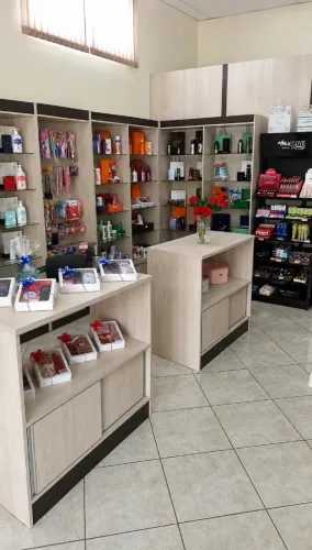 Vende-se móveis modulados para loja de produtos de beleza.