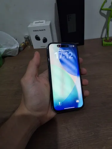 iPhone 15  com detalhes 