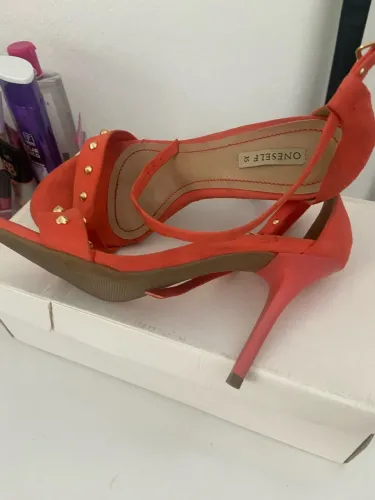 Sandália salto fino