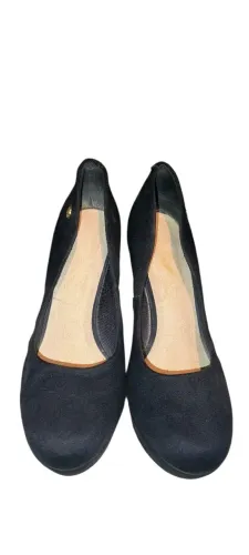 Sapato feminino de salto alto.