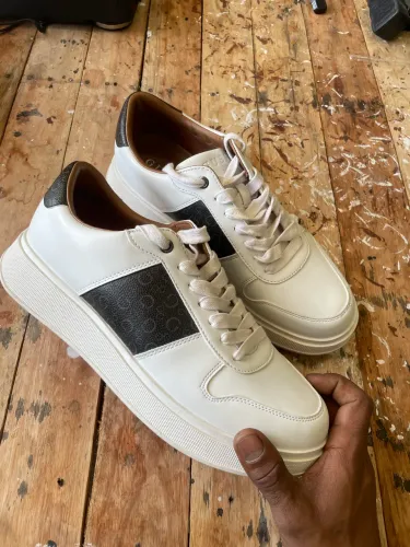 tênis masculinos da Guess, modelo Bleek, apresentam um design branco clássico