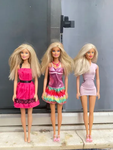 Lote 3 Barbies + roupas e acessórios