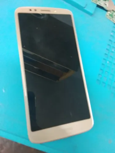 Celular tira peça