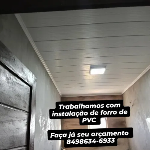 Forro de PVC branco e amadeirado 
